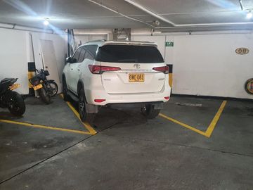 VENDON APARTAMENTO EN EL NORTE. CERCA A LA TORRE DE CALI, CON UN AREA 280M2
