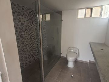 VENDON APARTAMENTO EN EL NORTE. CERCA A LA TORRE DE CALI, CON UN AREA 280M2
