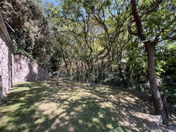 Hermosa residencia en venta con vista arbolada en hacienda de vallescondido.