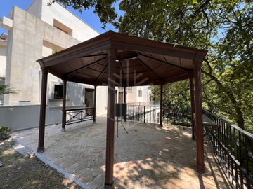 Hermosa residencia en venta con vista arbolada en hacienda de vallescondido.