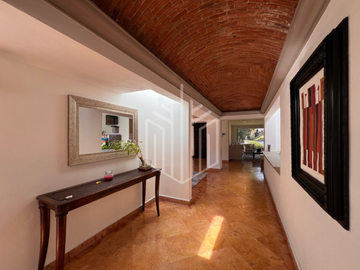Hermosa residencia en venta con vista arbolada en hacienda de vallescondido.