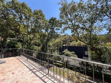 Hermosa residencia en venta con vista arbolada en hacienda de vallescondido.