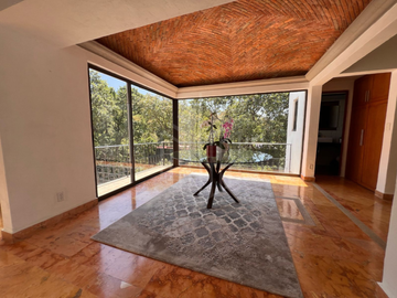Hermosa residencia en venta con vista arbolada en hacienda de vallescondido.