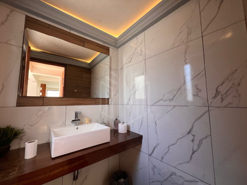 Hermosa residencia en venta con vista arbolada en hacienda de vallescondido.