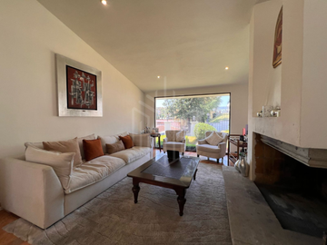 Hermosa residencia en venta con vista arbolada en hacienda de vallescondido.