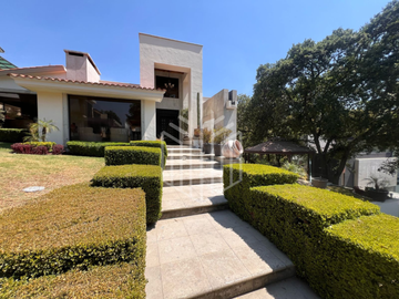 Hermosa residencia en venta con vista arbolada en hacienda de vallescondido.