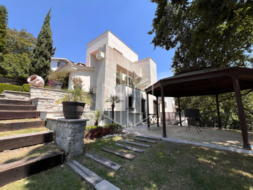 Hermosa residencia en venta con vista arbolada en hacienda de vallescondido.