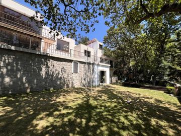 Hermosa residencia en venta con vista arbolada en hacienda de vallescondido.