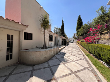 Hermosa residencia en venta con vista arbolada en hacienda de vallescondido.
