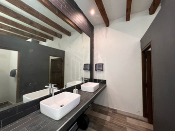 Hermosa residencia en venta con vista arbolada en hacienda de vallescondido.