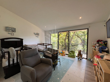 Hermosa residencia en venta con vista arbolada en hacienda de vallescondido.