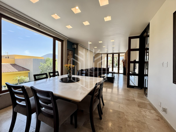 Residencia en Hacienda de Vallescondido con imponente diseño y jardines planos.