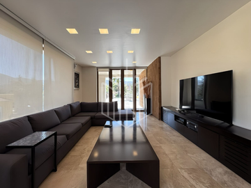 Residencia en Hacienda de Vallescondido con imponente diseño y jardines planos.