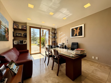 Residencia en Hacienda de Vallescondido con imponente diseño y jardines planos.