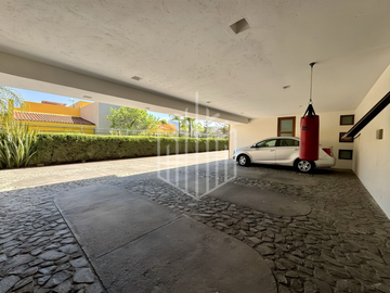Residencia en Hacienda de Vallescondido con imponente diseño y jardines planos.