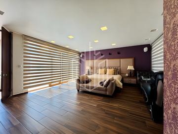 Residencia en Hacienda de Vallescondido con imponente diseño y jardines planos.