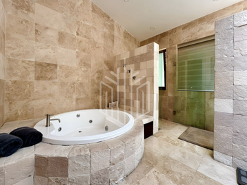 Residencia en Hacienda de Vallescondido con imponente diseño y jardines planos.
