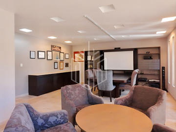 Residencia en Hacienda de Vallescondido con imponente diseño y jardines planos.