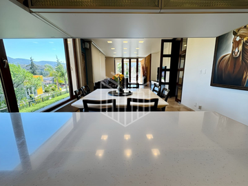 Residencia en Hacienda de Vallescondido con imponente diseño y jardines planos.