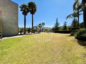 Residencia en Hacienda de Vallescondido con imponente diseño y jardines planos.