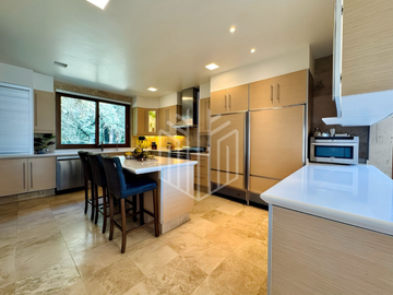 Residencia en Hacienda de Vallescondido con imponente diseño y jardines planos.