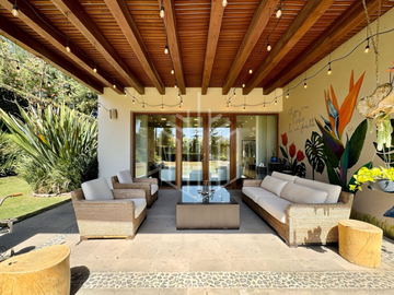 Residencia en Hacienda de Vallescondido con imponente diseño y jardines planos.
