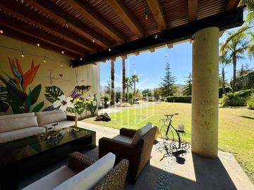 Residencia en Hacienda de Vallescondido con imponente diseño y jardines planos.