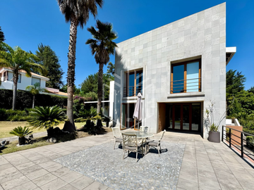 Residencia en Hacienda de Vallescondido con imponente diseño y jardines planos.