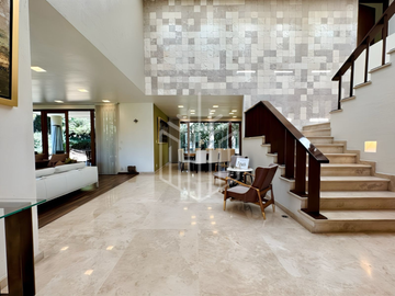 Residencia en Hacienda de Vallescondido con imponente diseño y jardines planos.
