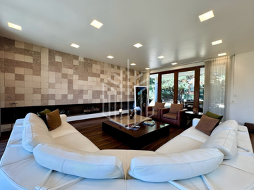 Residencia en Hacienda de Vallescondido con imponente diseño y jardines planos.