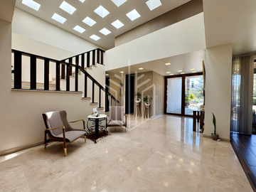 Residencia en Hacienda de Vallescondido con imponente diseño y jardines planos.