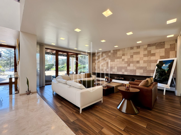 Residencia en Hacienda de Vallescondido con imponente diseño y jardines planos.