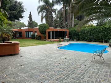 Venta casa a precio de terreno. Urb. El Haras de la Molina