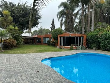 Venta casa a precio de terreno. Urb. El Haras de la Molina