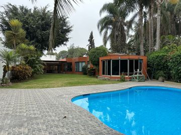 Venta casa a precio de terreno. Urb. El Haras de la Molina