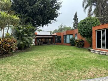 Venta casa a precio de terreno. Urb. El Haras de la Molina