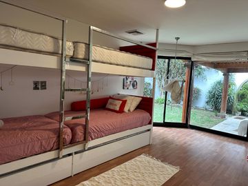 Venta casa a precio de terreno. Urb. El Haras de la Molina