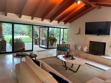 Venta casa a precio de terreno. Urb. El Haras de la Molina