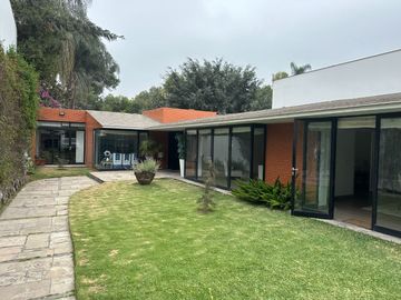 Venta casa a precio de terreno. Urb. El Haras de la Molina
