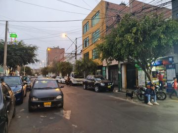 SE VENDE CASA COMERCIAL A MEDIA CUADRA DEL MERCADO DE SURQUILLO