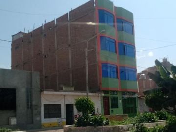 En venta Local Comercial/ Hotel de 4 pisos frente a parque