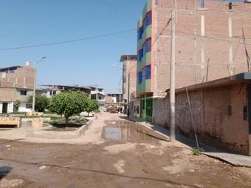 En venta Local Comercial/ Hotel de 4 pisos frente a parque