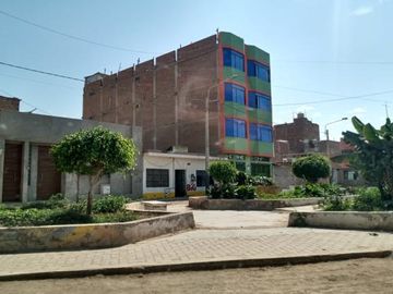 En venta Local Comercial/ Hotel de 4 pisos frente a parque