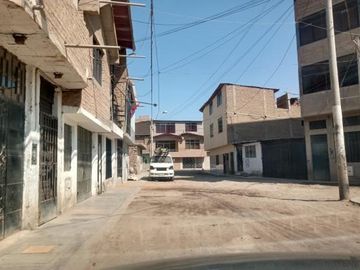 En venta Local Comercial/ Hotel de 4 pisos frente a parque