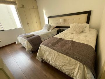 HERMOSO DEPARTAMENTO COMPLETAMENTE AMOBLADO EN EL CONDOMINIO PRIVADO SANTA CRISTINA CAYMA.