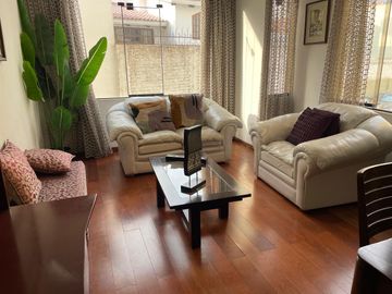 HERMOSO DEPARTAMENTO COMPLETAMENTE AMOBLADO EN EL CONDOMINIO PRIVADO SANTA CRISTINA CAYMA.