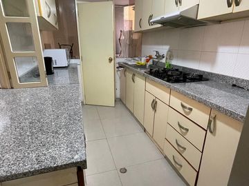 HERMOSO DEPARTAMENTO COMPLETAMENTE AMOBLADO EN EL CONDOMINIO PRIVADO SANTA CRISTINA CAYMA.