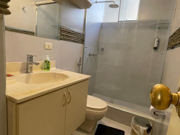 HERMOSO DEPARTAMENTO COMPLETAMENTE AMOBLADO EN EL CONDOMINIO PRIVADO SANTA CRISTINA CAYMA.