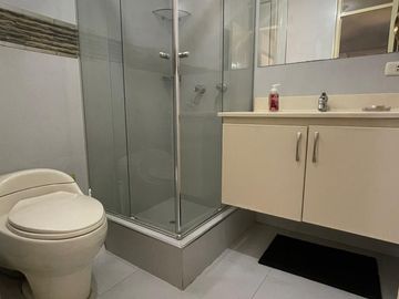 HERMOSO DEPARTAMENTO COMPLETAMENTE AMOBLADO EN EL CONDOMINIO PRIVADO SANTA CRISTINA CAYMA.
