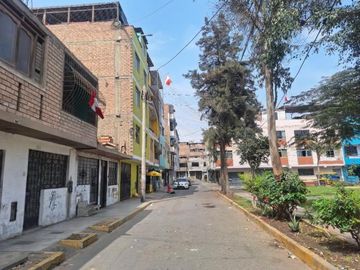 En Venta Casa de 5 pisos frente a parque en Independencia